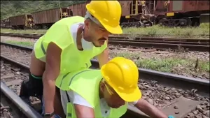 Ouvriers baisent leur collègue en gangbang anal brutal