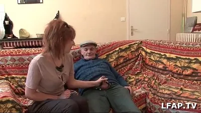 Rousse française sodomisée pendant sa pipe à papy