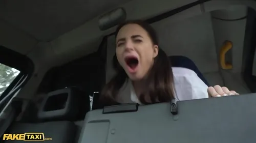 Jenny Doll baise dans un fake taxi - POV hardcore