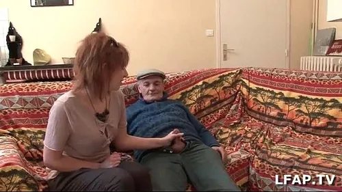Rousse française sodomisée pendant sa pipe à papy